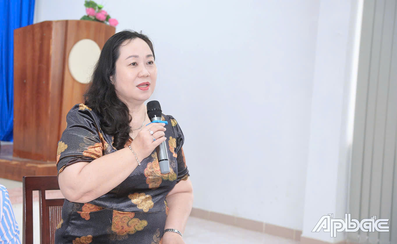 Đồng chí Nguyễn Thị Tuyết Vân phát biểu tại buổi làm việc