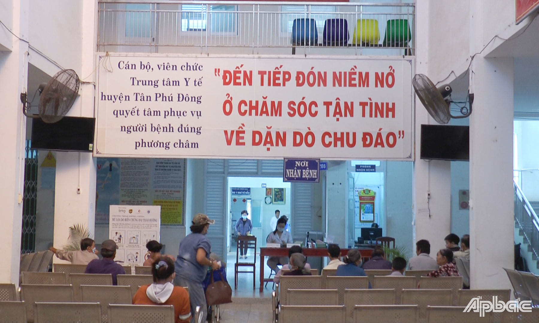 Người dân đến khám bệnh tại Khoa Khám bệnh Trung tâm Y tế huyện Tân Phú Đông.