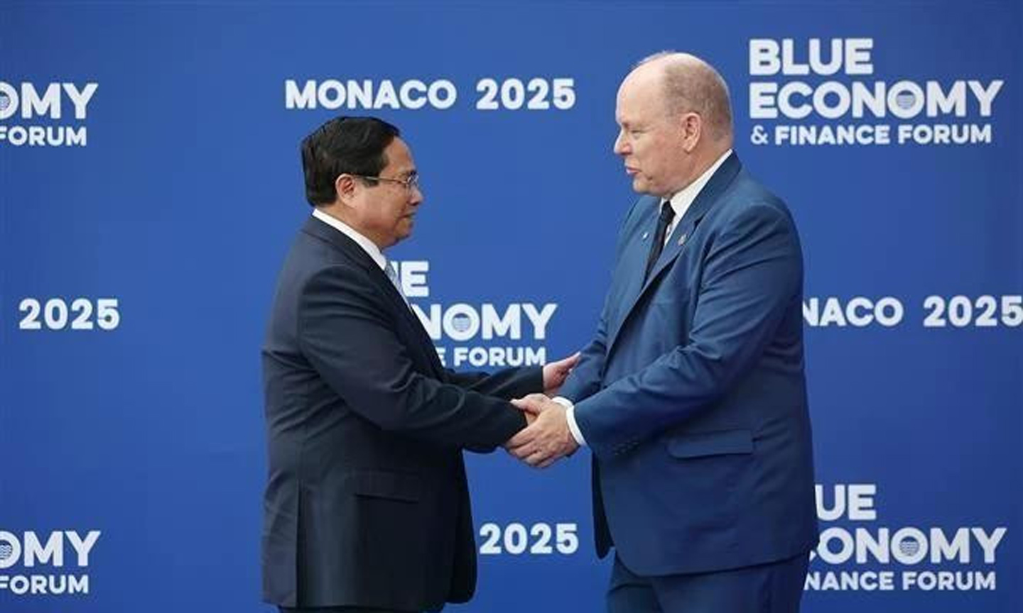 Prime Minister Pham Minh Chinh (L) and Prince Albert II of Monaco. (Photo: VNA).