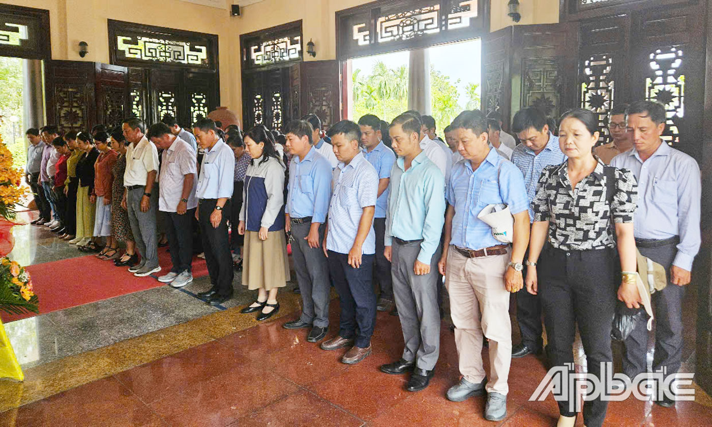 Thắp hương tưởng nhớ cố Chủ tịch HĐBT Phạm Hùng.
