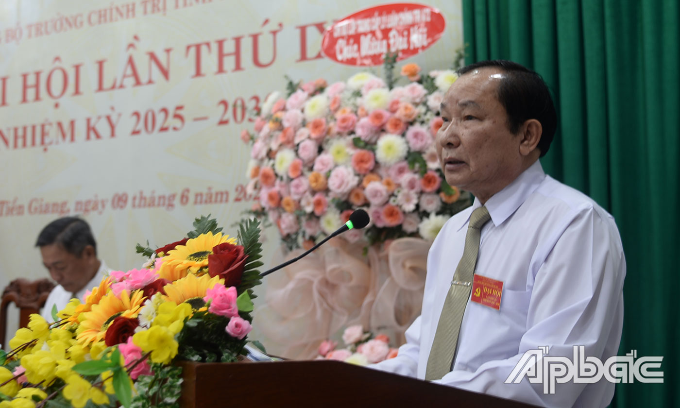 Đồng chí Lê Văn Tý, Bí thư Đảng uỷ, Hiệu trường Trường Chính trị tỉnh phát biểu tại đại hội.