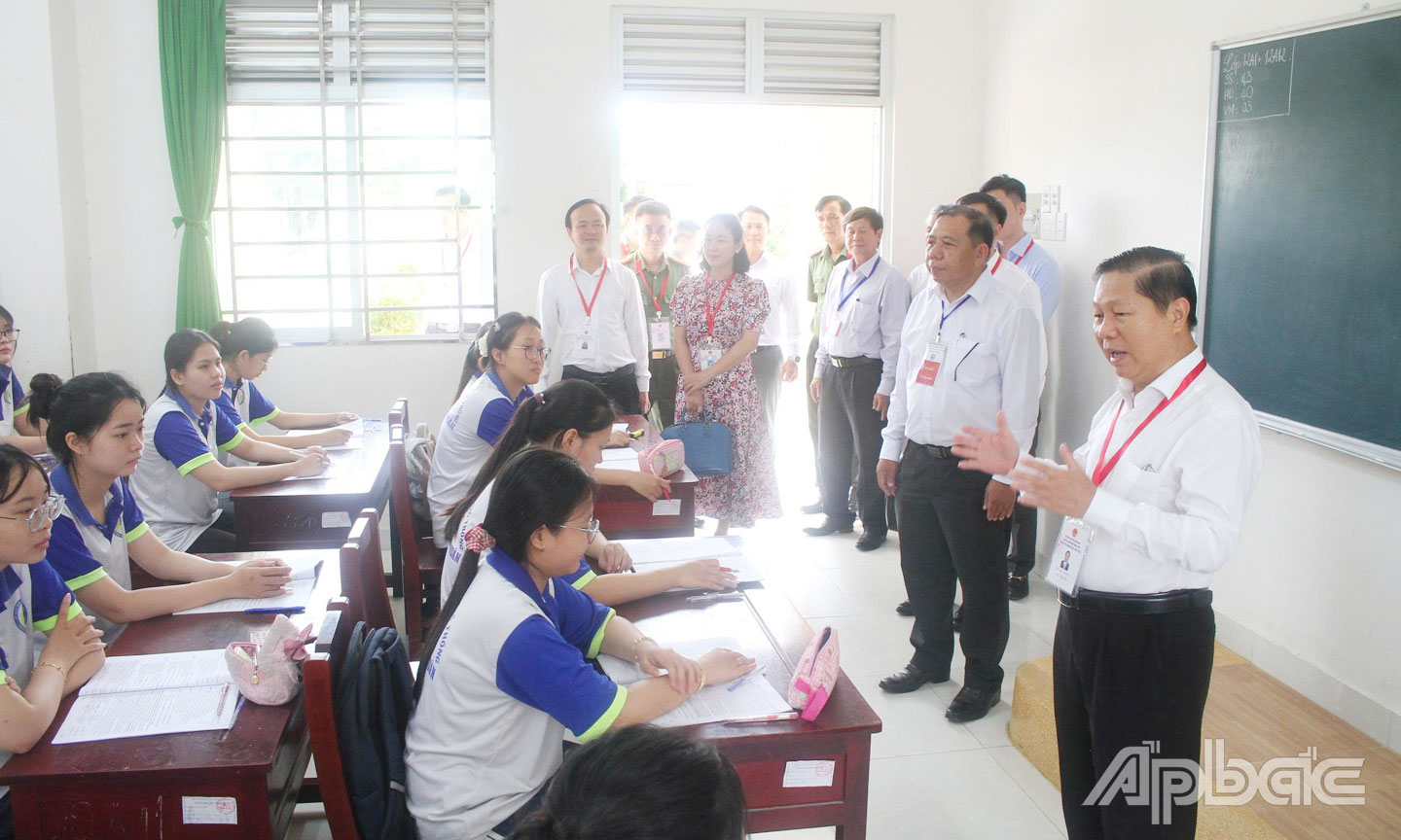 Thứ trưởng Bộ GD-ĐT Lê Tấn Dũng kiểm tra công tác chuẩn bị Kỳ thi tốt nghiệp THPT năm 2025 tại Trường THPT Thủ Khoa Huân (huyện Chợ Gạo) vào ngày 9-6.  