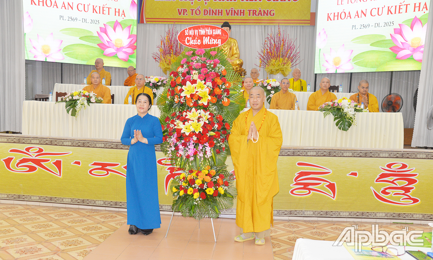 Đồng chí Nguyễn Thị Kiều Loang, Phó Giám đốc Sở Nội vụ trao hoa chúc mừng Lễ Khai giảng đến 