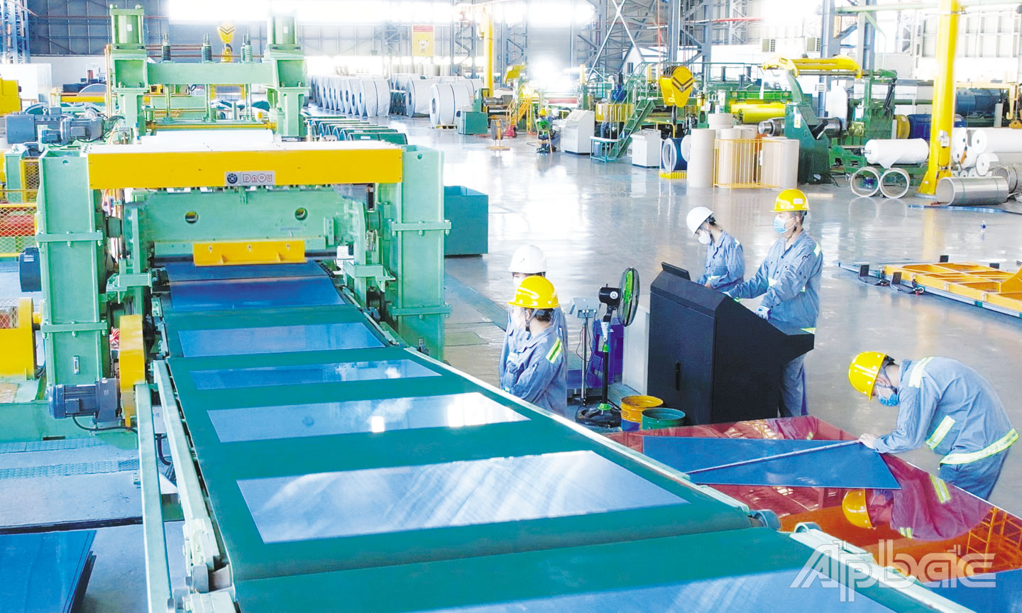 Công nhân làm việc  tại Khu công nghiệp Long Giang,  huyện Tân Phước.  Ảnh: HÀ NAM