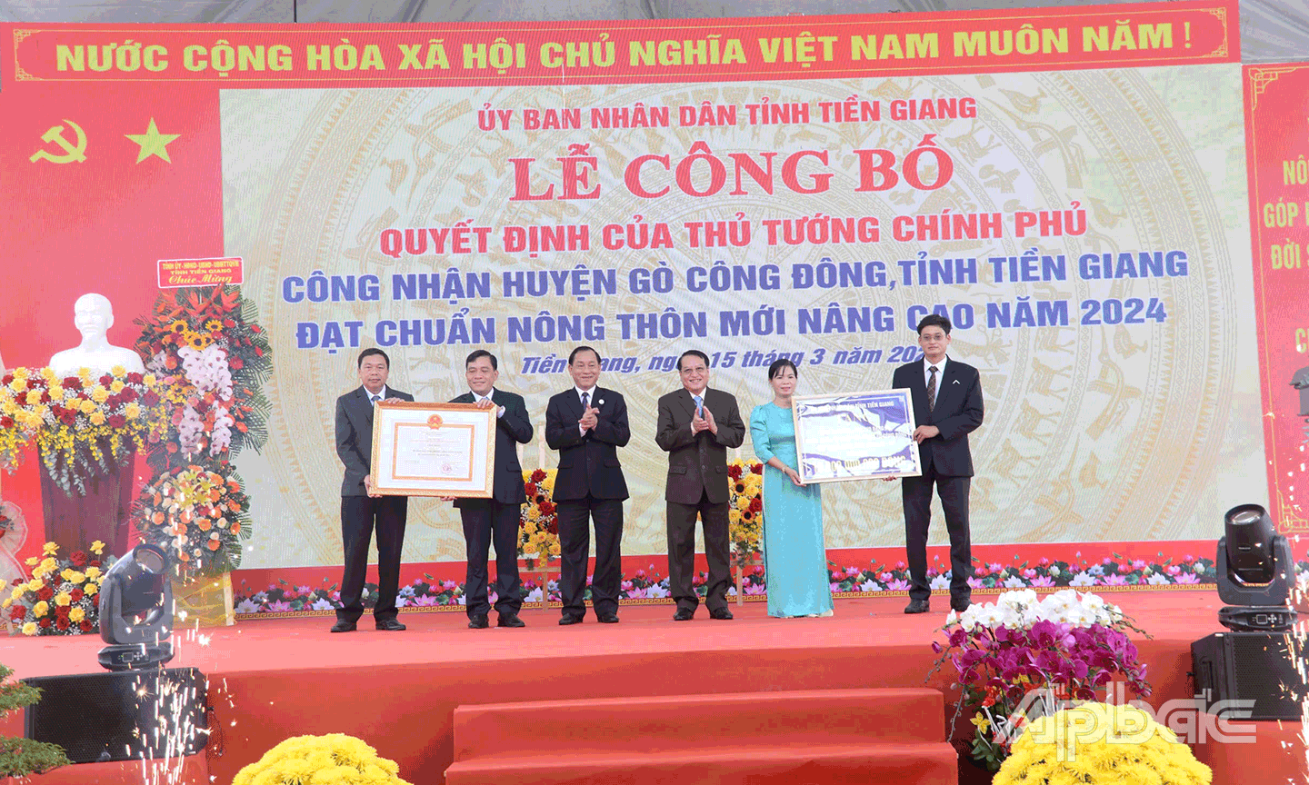 Thừa ủy quyền của Thủ tướng Chính phủ, lãnh đạo tỉnh trao Quyết định của Thủ tướng Chính phủ công nhận huyện Gò Công Đông đạt chuẩn NTM nâng cao năm 2024.                             Ảnh: CAO THẮNG