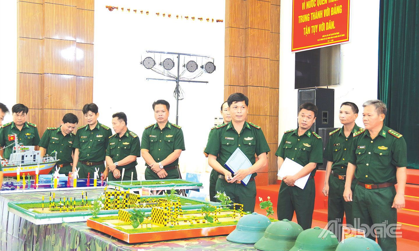 Thượng tá Trương Thành Tiến, Chỉ huy trưởng BĐBP Tiền Giang, tham quan các mô hình huấn luyện của đơn vị 1.    Ảnh: Đ. PHÁT