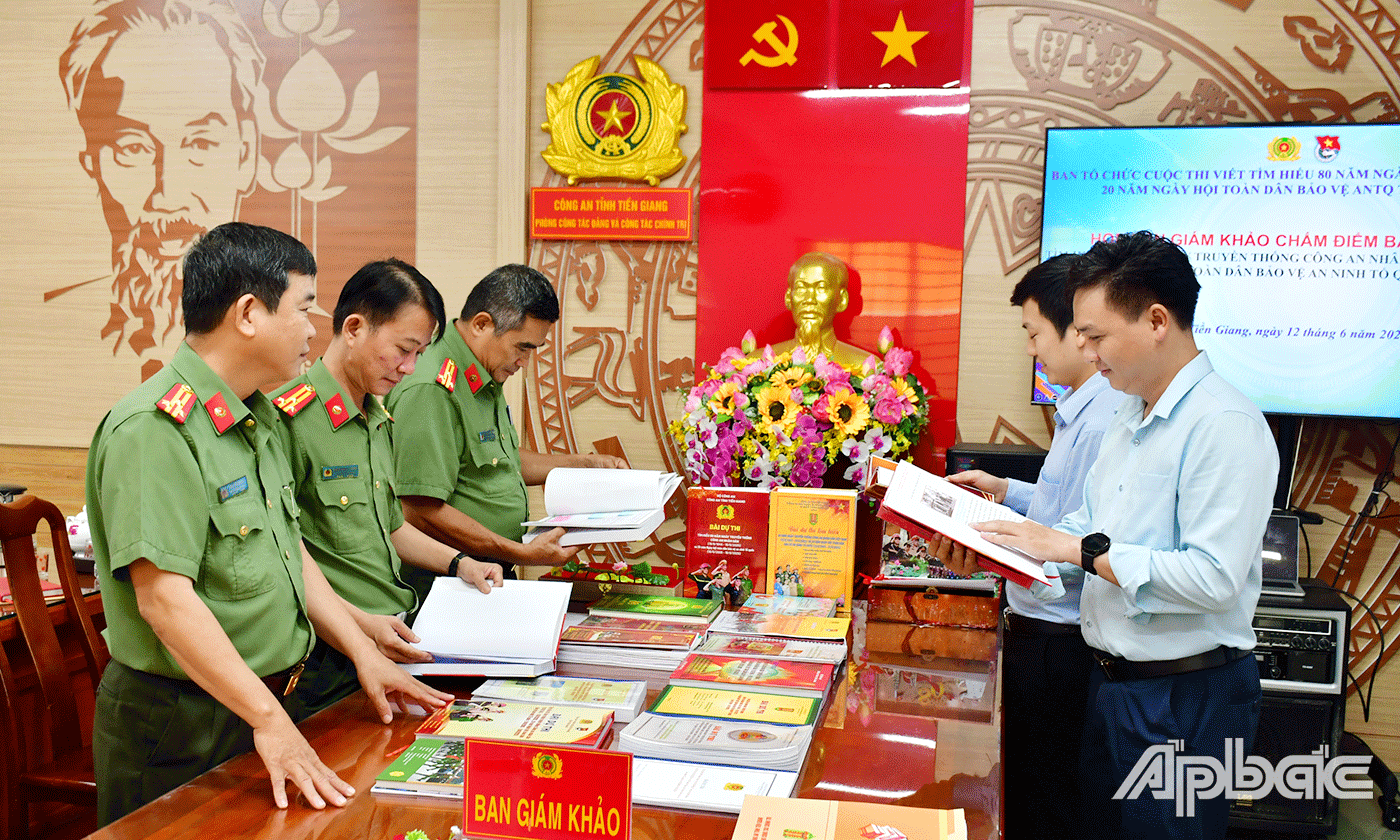 Ban Giám khảo Cuộc thi viết cấp tỉnh Tiền Giang tổ chức chấm vòng chung khảo.