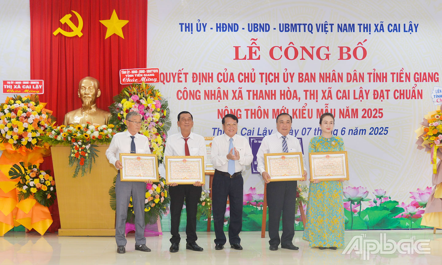 Đồng chí Phạm Văn Trọng, Phó Chủ tịch UBND tỉnh trao Bằng khen của UBND tỉnh cho các cá nhân có thành tích trong xây dựng xã Thanh Hòa  đạt chuẩn NTM kiểu mẫu.