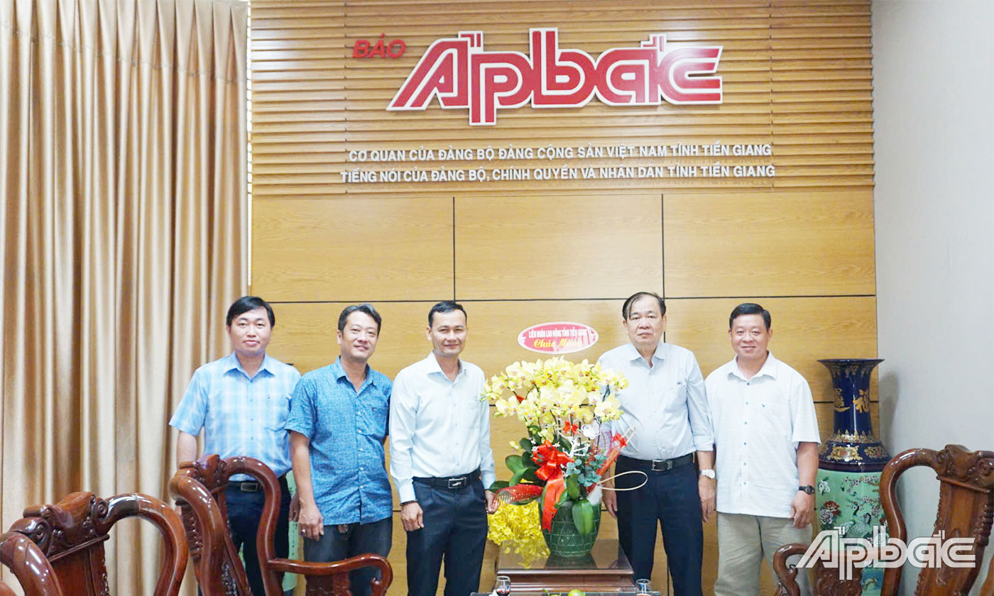 Liên đoàn Lao động tỉnh chúc mừng Báo Ấp Bắc.