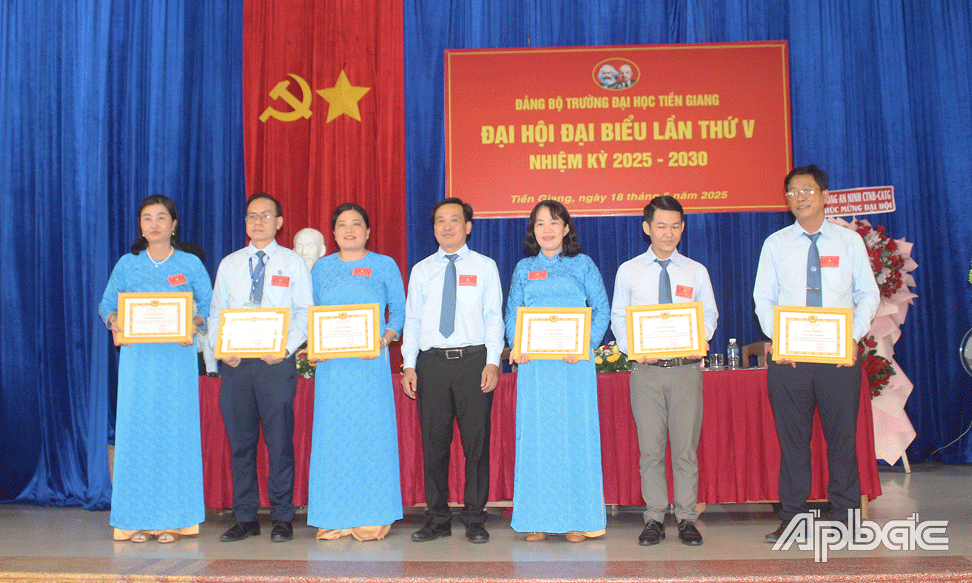 Khen thưởng các chi bộ trực thuộc Đảng bộ trường Đại học Tiền Giang hoàn thành xuất sắc nhiệm vụ, nhiệm kỳ 2020 - 2025.