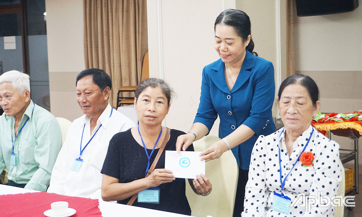 Đồng chí Nguyễn Thị Kiều Loan, Phó Giám đốc Sở Nội vụ thăm hỏi và trao quà đến cựu chiến binh tham gia chuyến tham quan.  