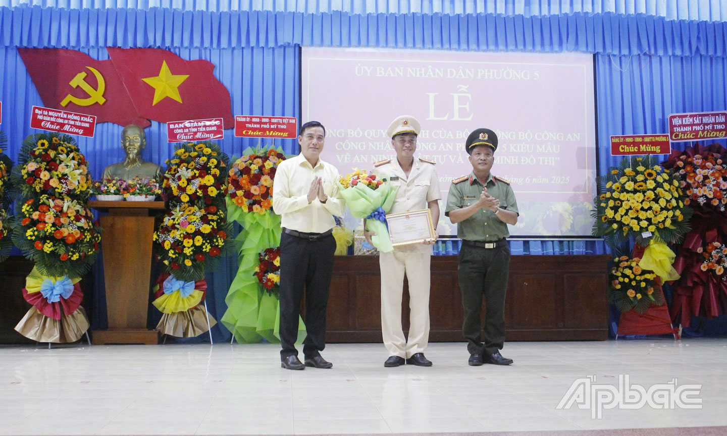 Thừa ủy quyền của Công an tỉnh Tiền Giang, Thượng tá Cao Văn Út, Phó Trưởng Phòng tham mưu, Công an tỉnh đã công bố  và trao Quyết định của Bộ Công an công nhận Công an Phường 5 đạt kiểu mẫu về ANTT&VMĐT năm 2024.