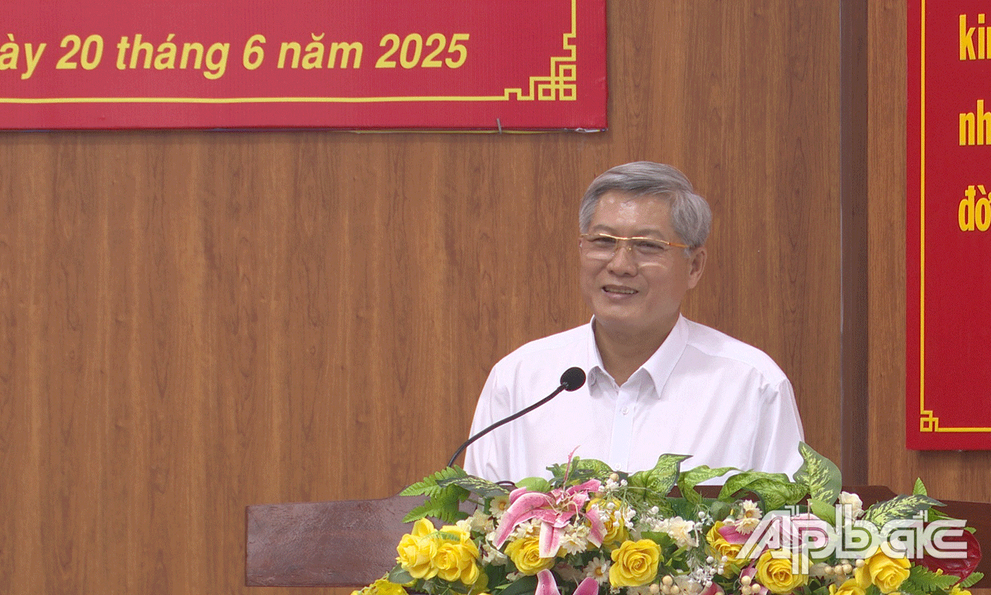 Đồng chí Nguyễn Hồng Hữu, Tỉnh ủy viên, Bí thư Huyện ủy, Chủ tịch HĐND huyện phát biểu tại hội nghị.