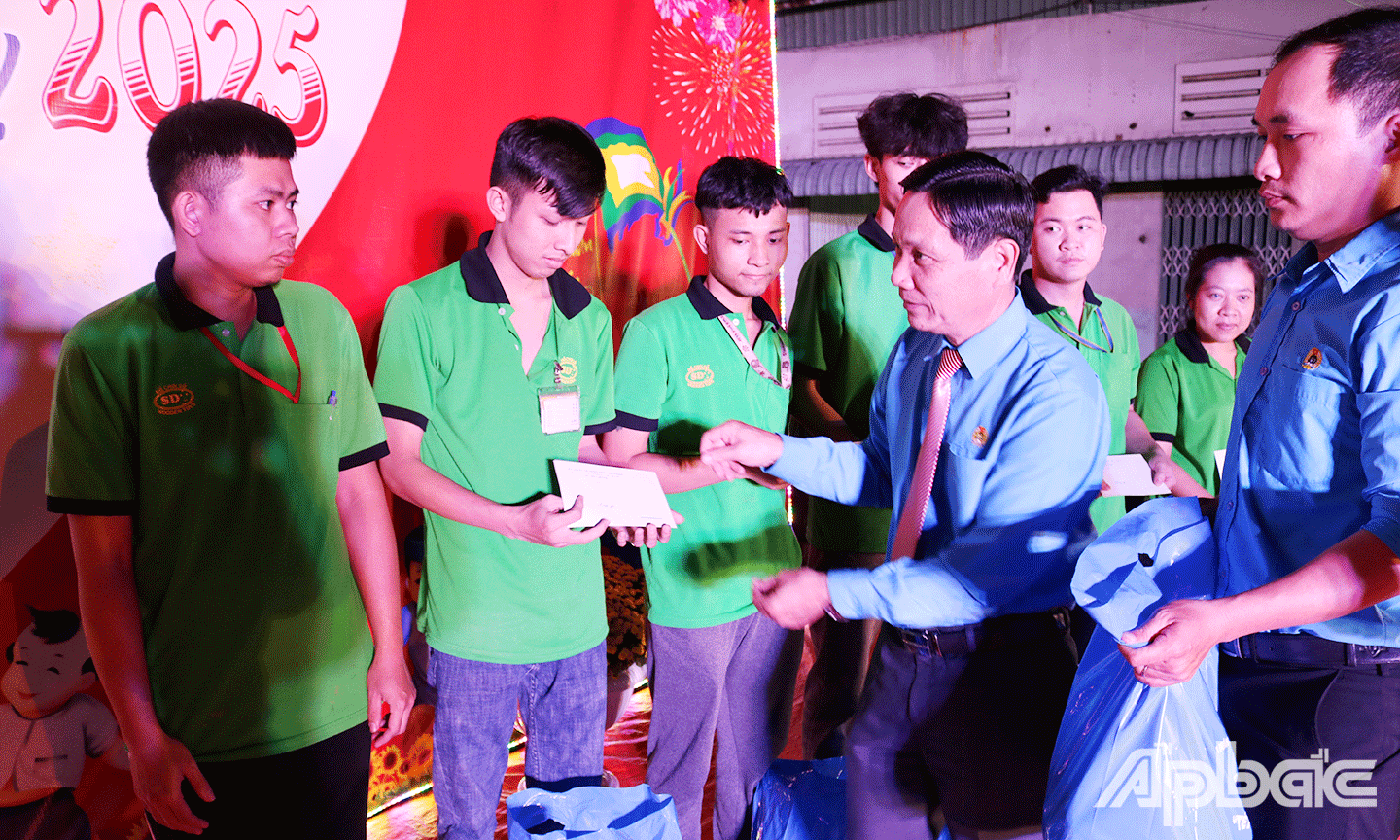 Chủ tịch LĐLĐ tỉnh Tiền Giang Lê Minh Hùng tặng quà cho ĐV, NLĐ khó khăn 