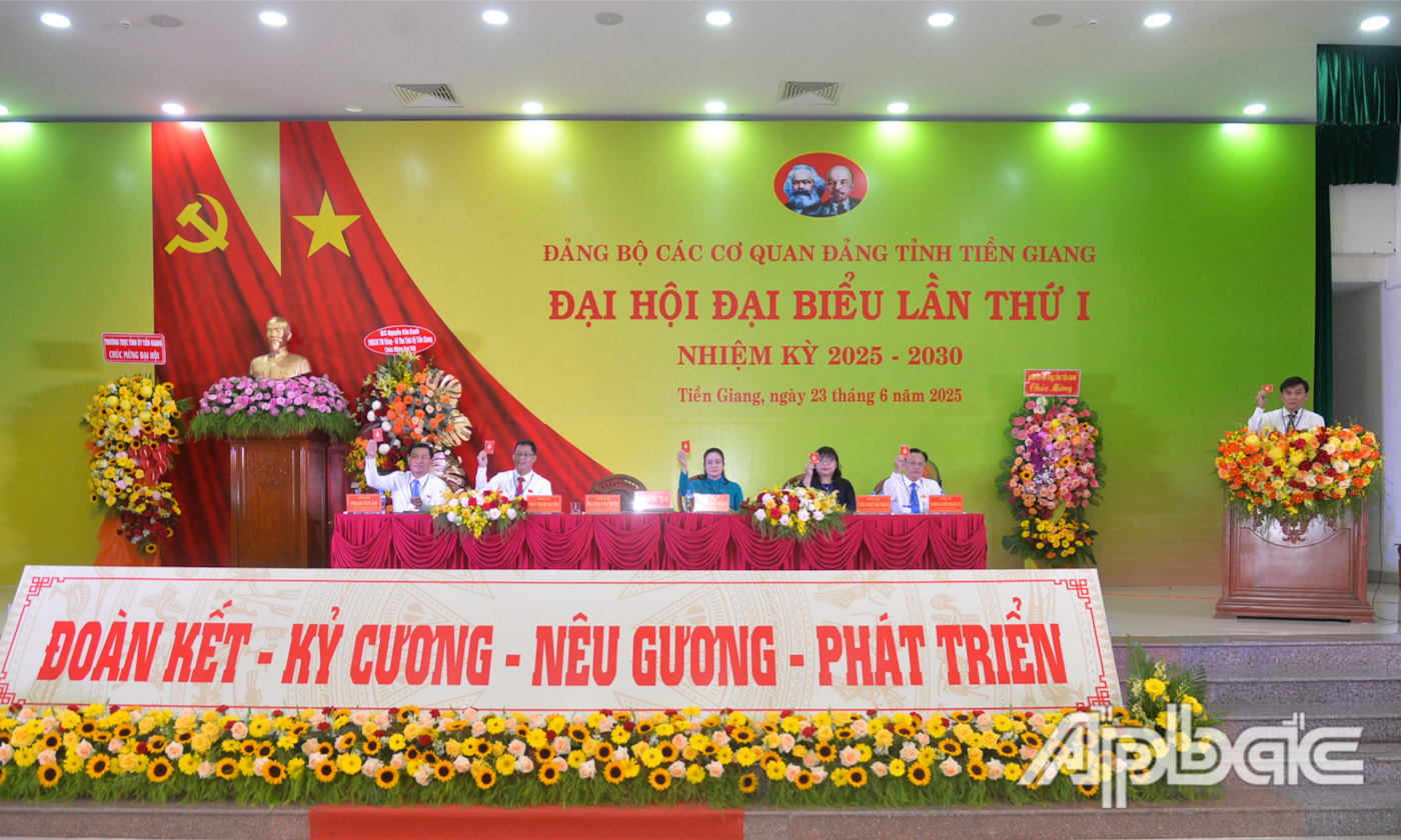 Đại biểu biểu quyết thông qua dự thảo Nghị quyết Đại hội.