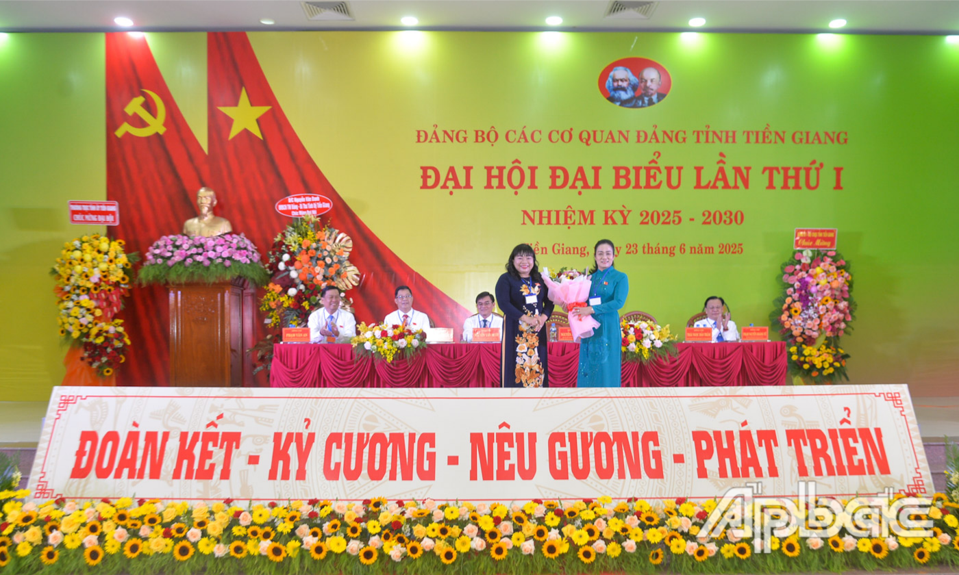 Đồng chí Thái Ngọc Bảo Trâm tặng hoa cảm ơn đồng chí Nguyễn Hải Trâm.