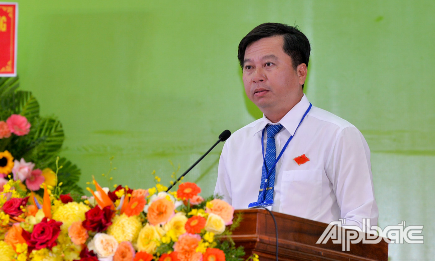 Đại biểu phát biểu tham luận.