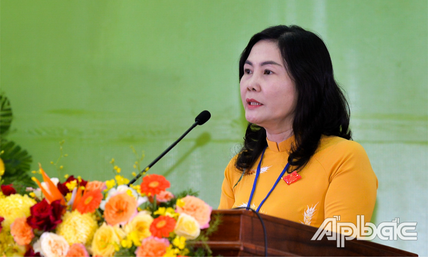 Đại biểu phát biểu tham luận.