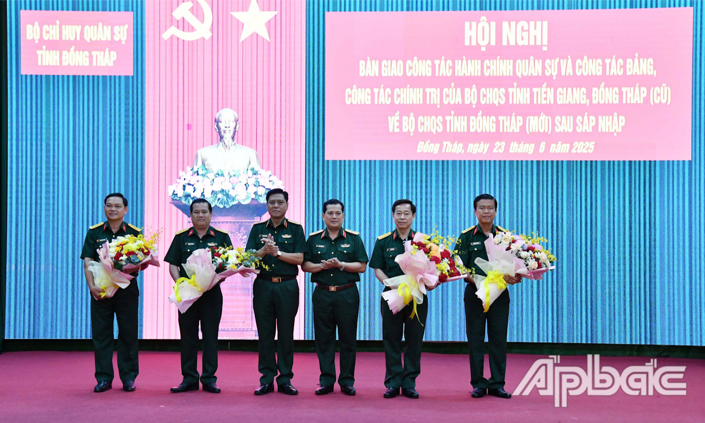 Thiếu tướng Chiêm Thống Nhất và Thiếu tướng Huỳnh Văn Ngon tặng hoa chúc mừng cho các đồng chí được nhận chức trách, nhiệm vụ mới.