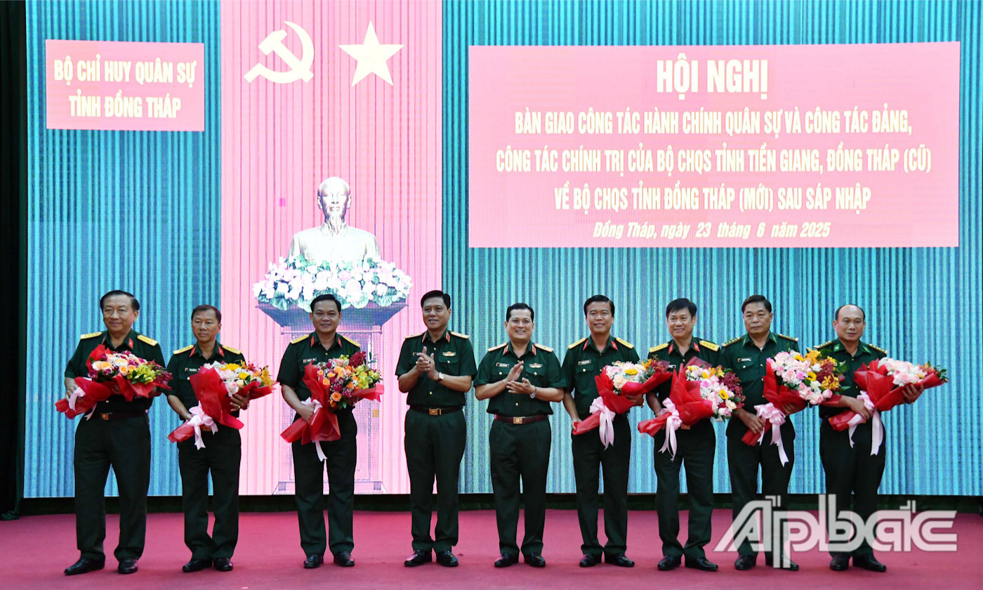 Thiếu tướng Chiêm Thống Nhất và Thiếu tướng Huỳnh Văn Ngon tặng hoa chúc mừng cho các đồng chí Bộ CHQS tỉnh Đồng Tháp (mới).