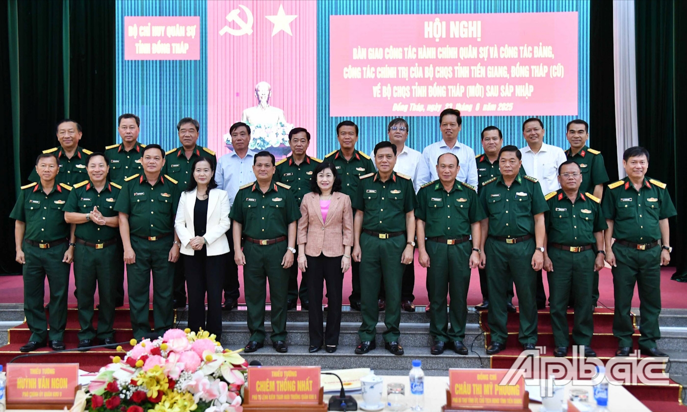 Đại biểu chụp ảnh lưu niệm tại hội nghị.