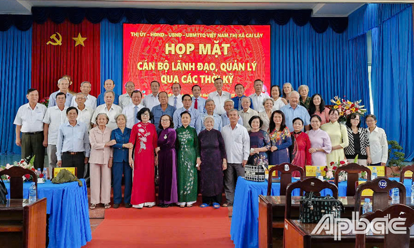 Đại biểu dự họp mặt chụp ảnh lưu niệm.