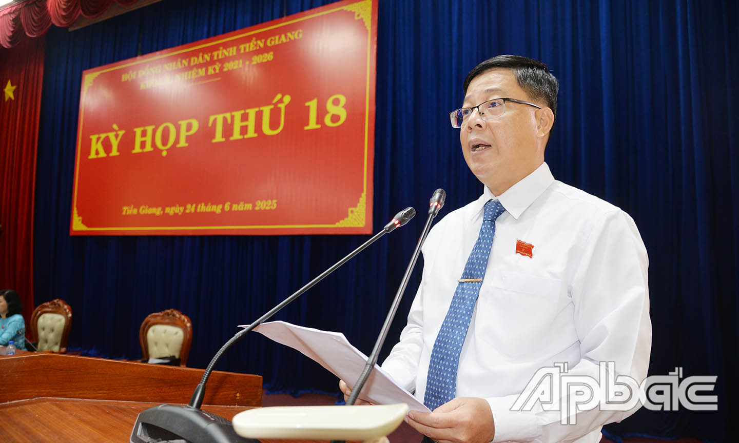 Đồng chí Trần Thanh Nguyên báo cáo  kết quả hoạt động 6 tháng đầu năm và phương hướng, nhiệm vụ năm 2025 của Thường trực Hội đồng nhân dân tỉnh Tiền Giang
