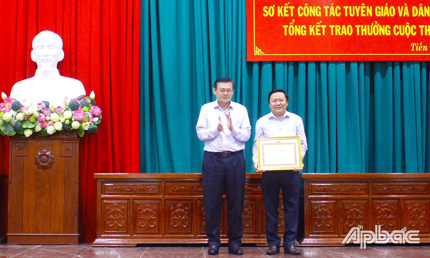 Đồng chí Đỗ Tấn Hùng trao Bằng khen của Ban Thường vụ Tỉnh ủy cho tập thể Hội Nông dân tỉnh Tiền Giang đoạt giải Tập thể Cuộc thi viết với chủ đề 