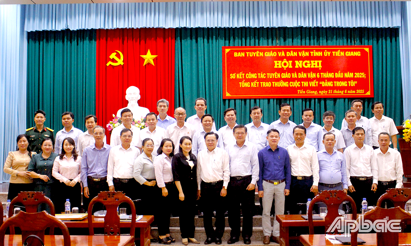 Cán bộ tuyên giáo 