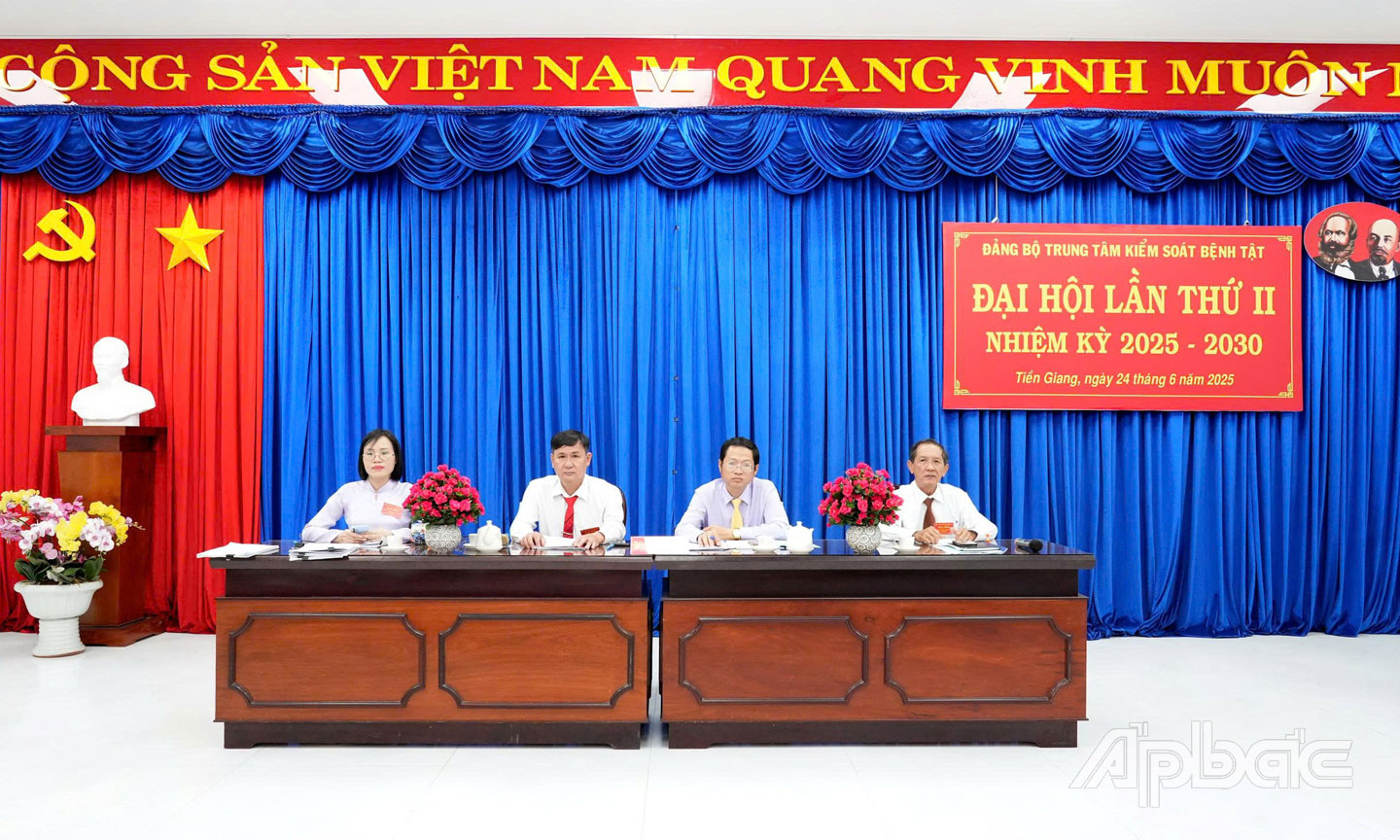 Đoàn chủ tịch.