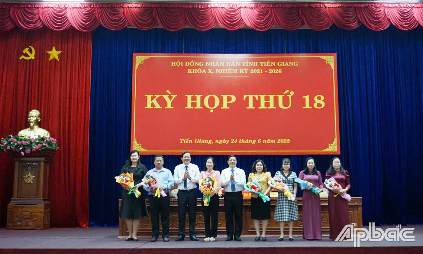 Trần Thanh Nguyên, Phó Chủ tịch Thường trực HĐND tỉnh và ông Nguyễn Hữu Lợi, Phó Chủ tịch HĐND tỉnh tặng hoa Thường trực HĐND các huyện, thành phố, thị xã.