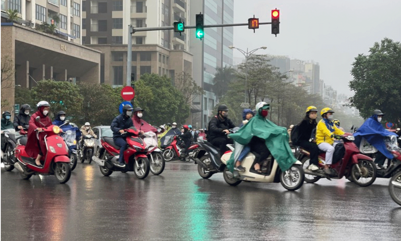 Theo Trung tâm Dự báo Khí tượng Thủy văn Quốc gia, từ ngày 25 đến 28/6, trong toàn bộ thời gian diễn ra kỳ thi, khu vực Bắc Bộ, Tây Nguyên và Nam Bộ bước vào cao điểm mùa mưa
