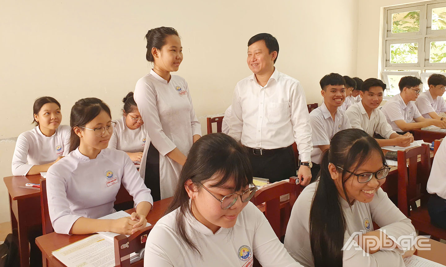  Tiến sĩ Lê Quang Trí thăm, động viên học sinh Trường THPT Cái Bè. 