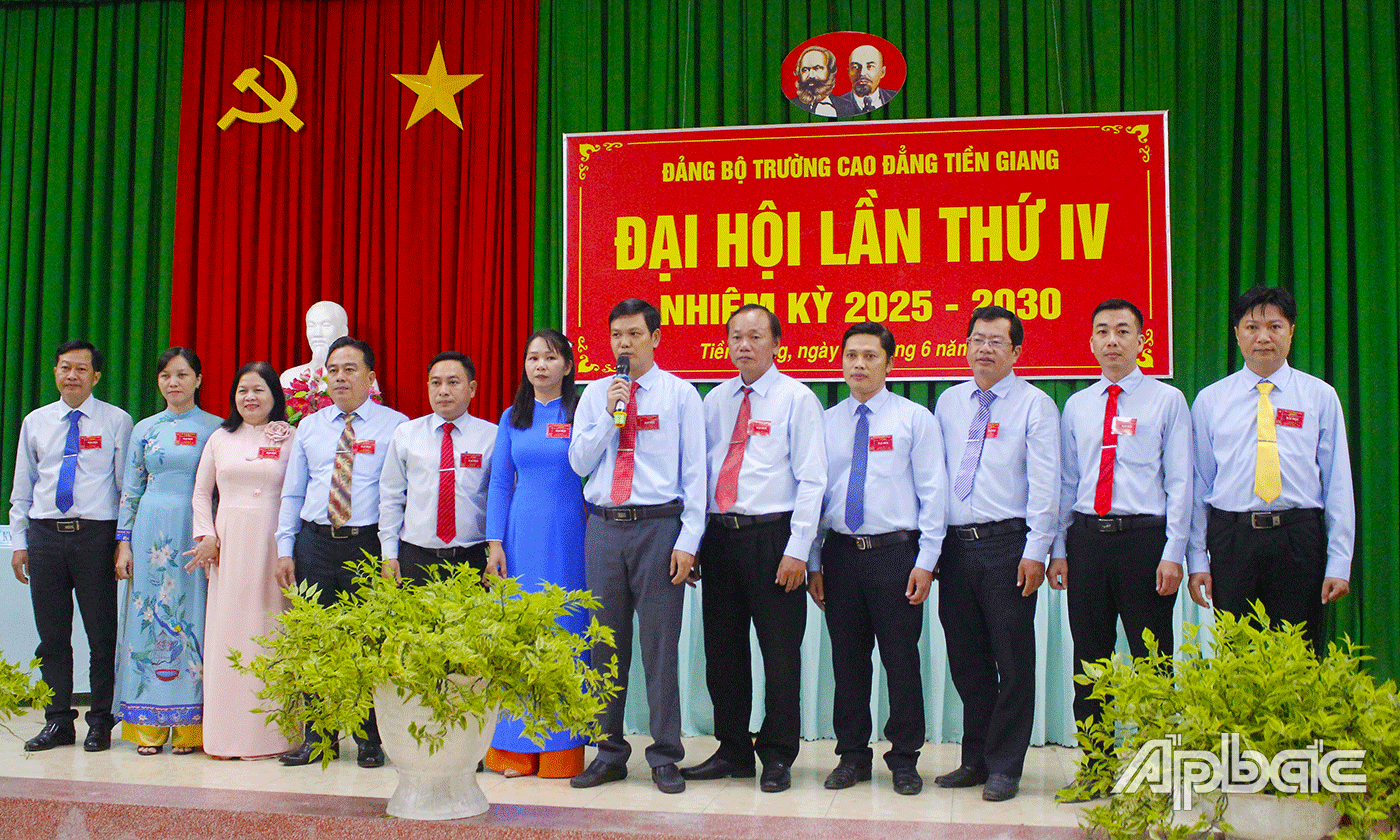 Ban Chấp hành Đảng bộ Trường Cao đẳng Tiền Giang nhiệm kỳ 2025 - 2030 ra mắt Đại hội.
