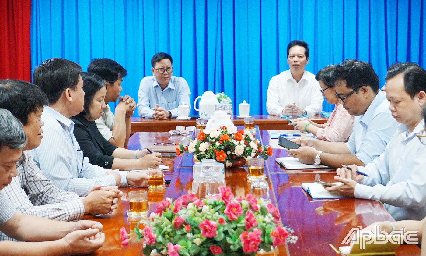Đồng chí Nguyễn Thành Diệu thăm hỏi, trao đổi với cán bộ, nhân viên Sở Khoa học và Công nghệ tỉnh 