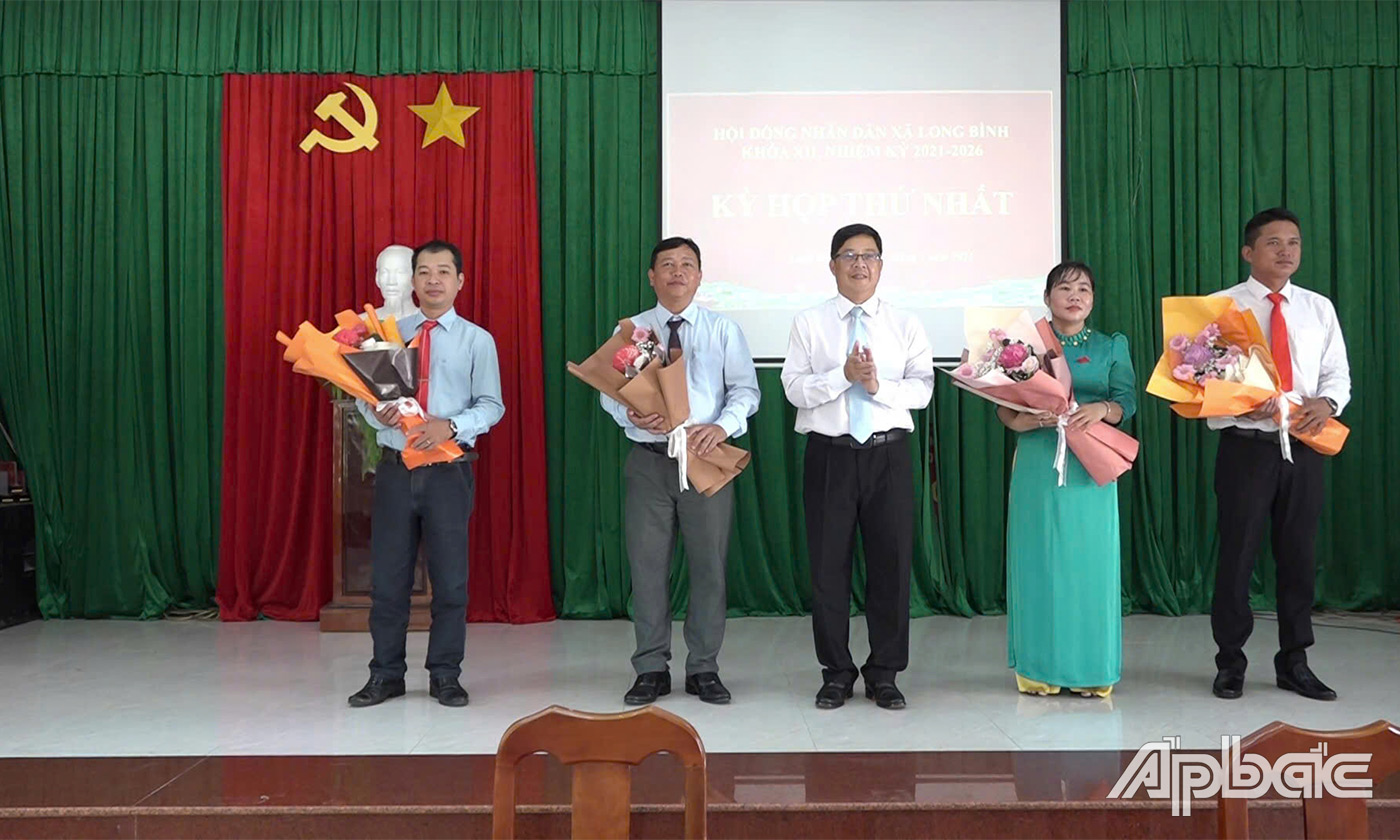 Đồng chí Trần Thanh Nguyên chúc mừng các đồng chí được chỉ định lãnh đạo HĐND và các Ban HĐND xã