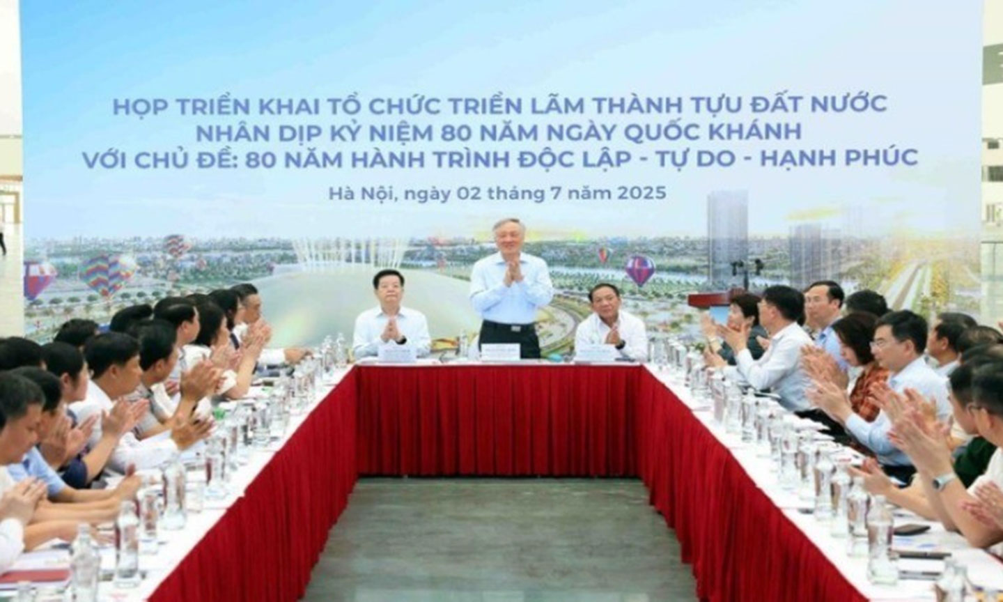 Standing Deputy Prime Minister Nguyen Hoa Binh and Deputy Prime Minister Mai Van Chinh chair the meeting. (Photo: VNA)