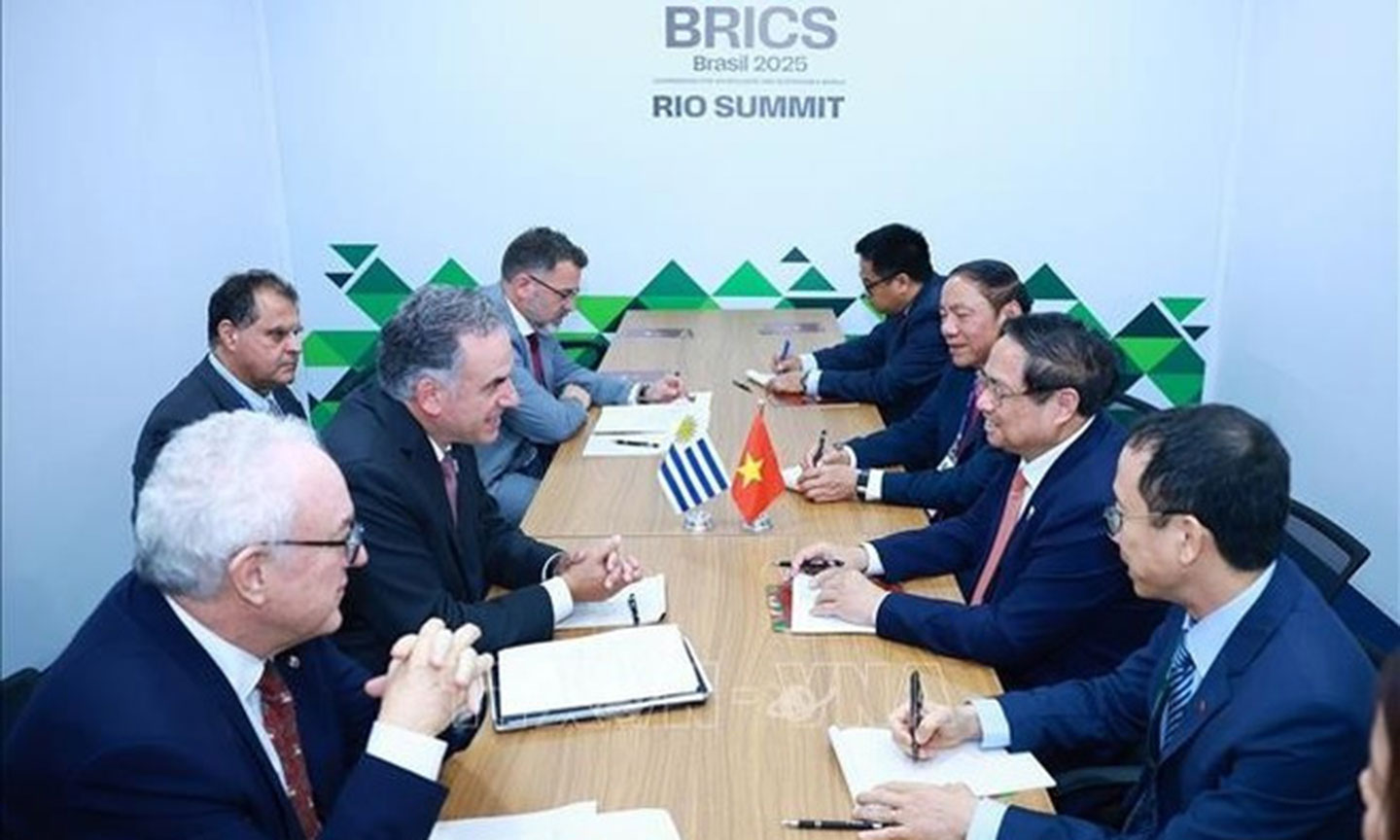 At the meeting between Prime Minister Pham Minh Chinh and President of Uruguay on the sidelines of the expanded BRICS summit in Rio de Janeiro on July 7 (local time). (Photo: VNA).