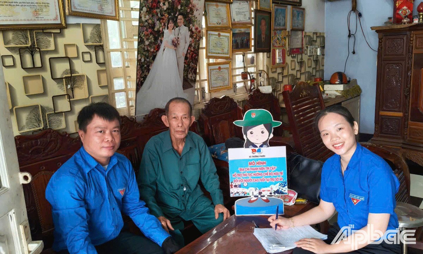 Đoàn viên, thanh niên tình nguyện xã Thường Phước đến tận nhà người dân hỗ trợ thực hiện thủ tục hưởng trợ cấp hưu trí