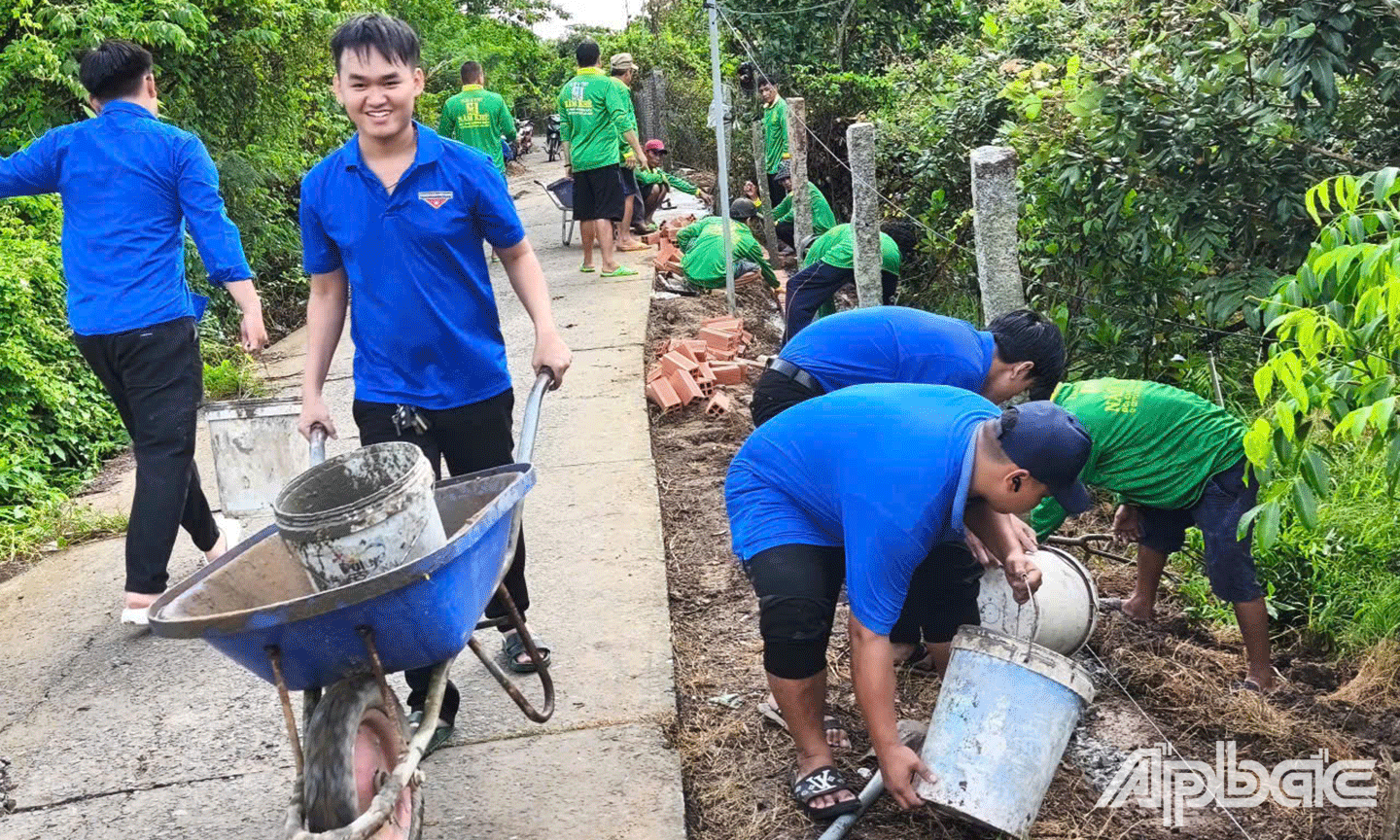Đoàn viên, thanh niên xã Tân Khánh Trung hỗ trợ dặm vá  tuyến đường Rạch Sâu, ấp Khánh Nhơn