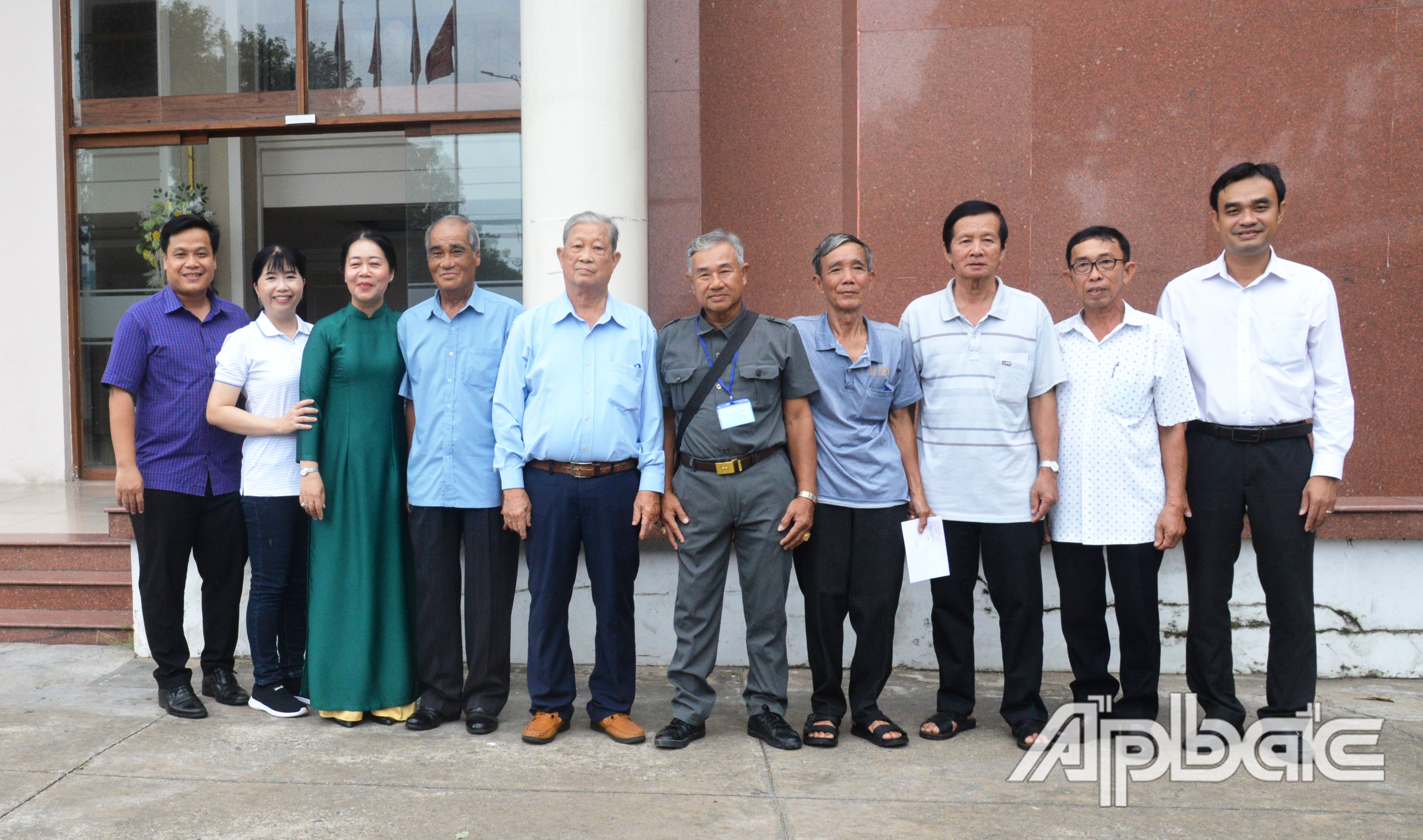 Tại lễ tiễn đưa, ông Nguyễn Văn Vũ Minh, Giám đốc Sở Nội vụ (bìa phải) đã chúc các thành viên trong Đoàn nhiều sức khỏe và có chuyến đi họp mặt và thăm thủ đô thật thú vị. Ngoài việc đảm bảo toàn bộ chi phí của chuyến đi, dịp này UBND tỉnh đã tặng mỗi người có công tham gia Đoàn phần quà 1 triệu đồng