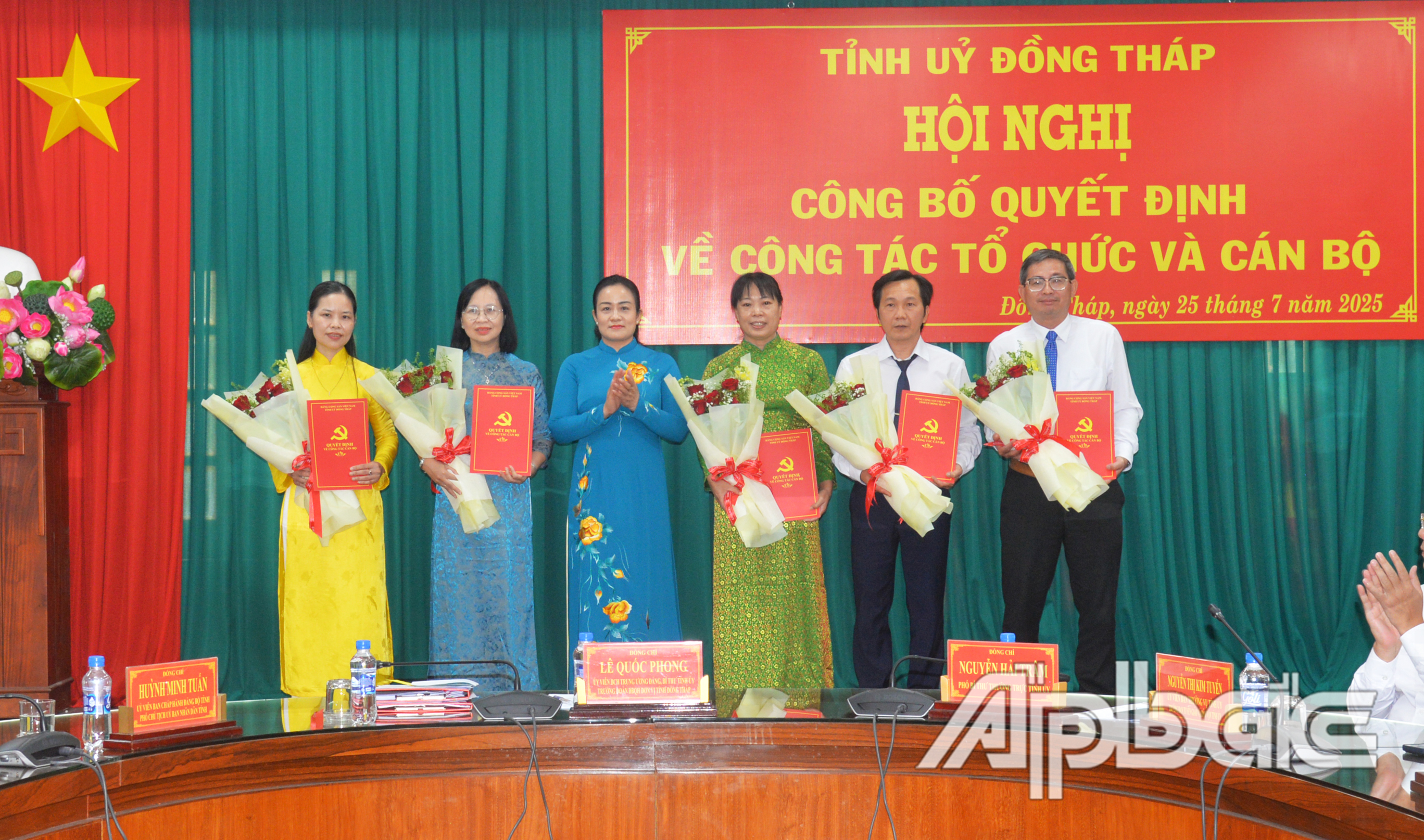 Đồng chí Nguyễn Hải Trâm, Phó Bí thư Thường trực Tỉnh ủy trao Quyết định điều động và bổ nhiệm cán bộ của Ban Thường vụ Tỉnh ủy cho các thành viên Ban Biên tập