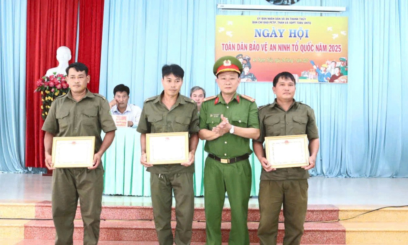 Trao tặng giấy khen cho các tập thể, cá nhân.