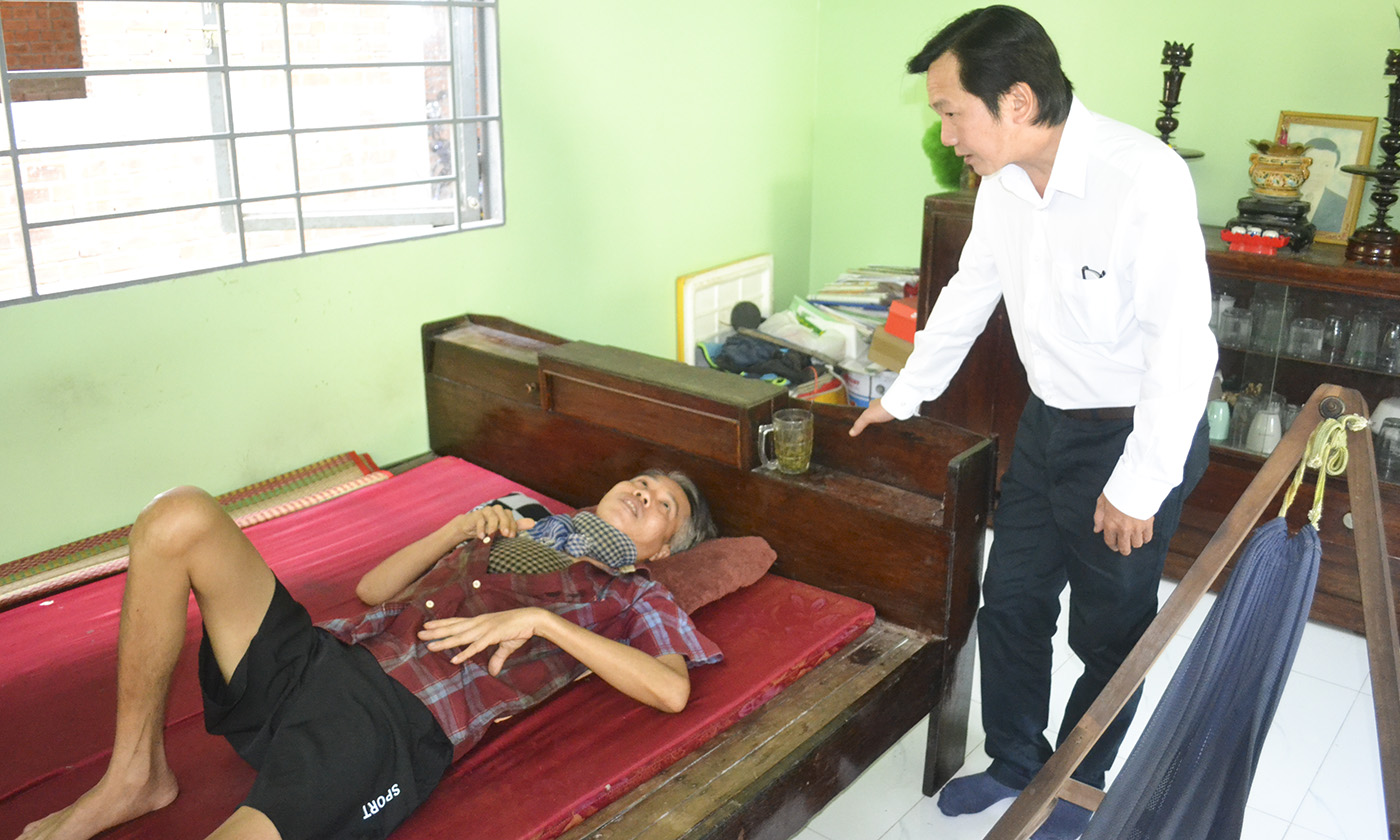 Đồng chí Nguyễn Trọng Tấn, Phó Tổng Biên tập Báo và phát thanh, truyền hình Đồng Tháp ân cần hỏi thăm sức khỏe anh Lê Quốc Chỉnh đang bênh ung thư thực quản ác tính.