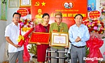 Lãnh đạo tỉnh trao Huy hiệu 70 năm tuổi Đảng cho đồng chí Nguyễn Văn Cư