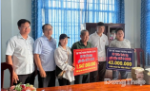 Nhà hảo tâm trao số tiền gần 1,6 tỷ đồng cho ông Ngô Hoàng Minh