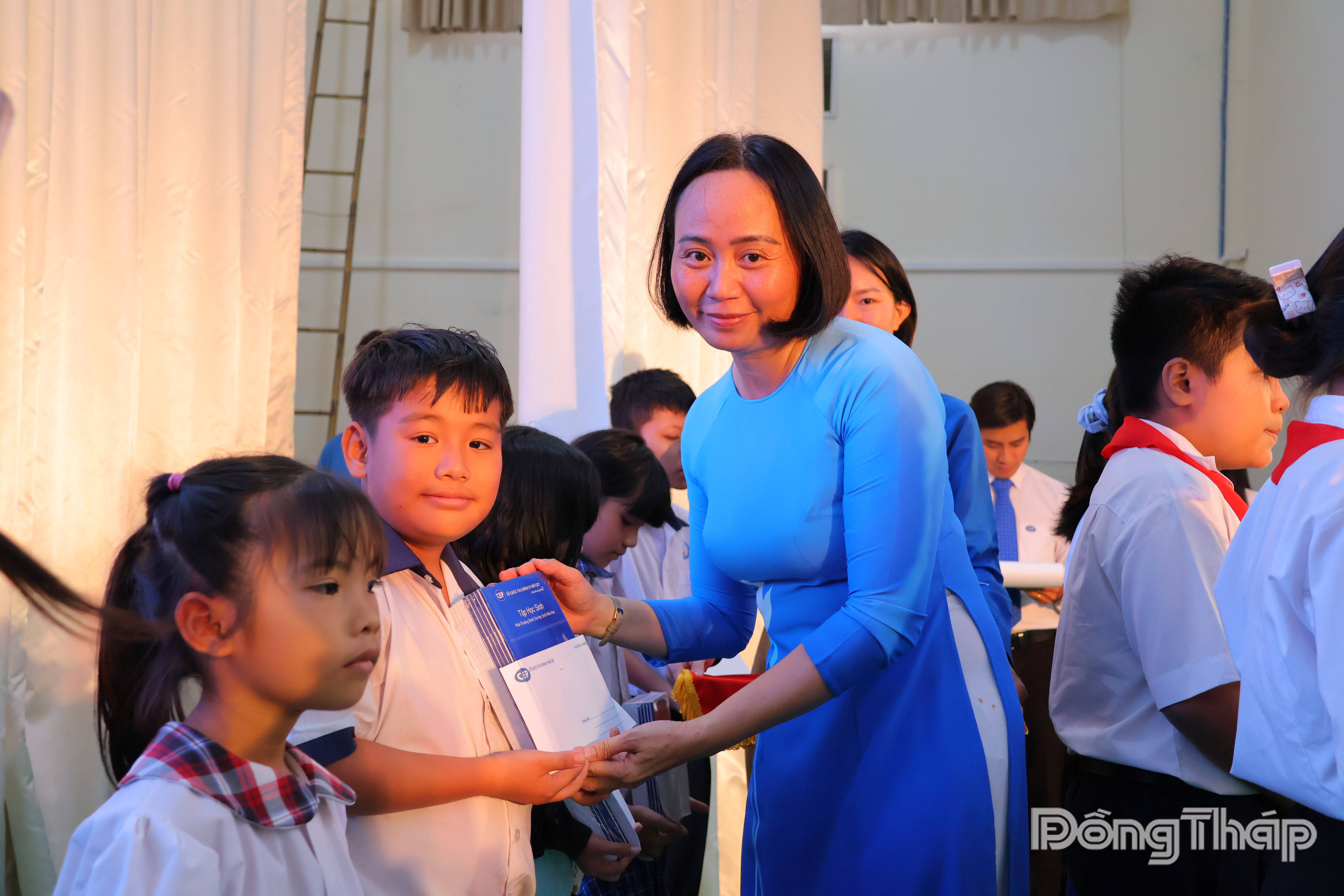 CEP Cao Lãnh trao gần 300 triệu đồng học bổng và quà học tập cho học sinh có hoàn cảnh khó khăn