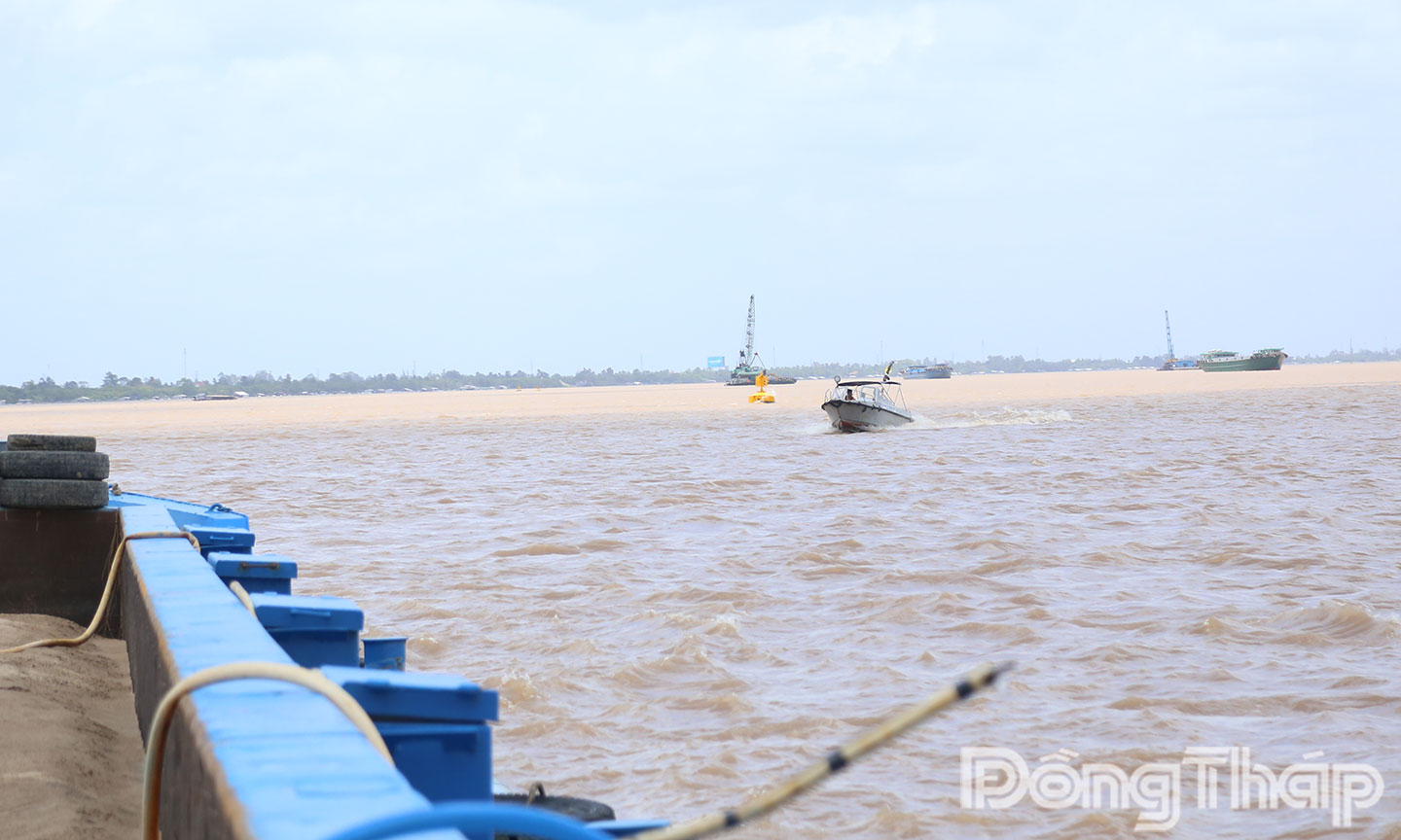 Hạn chế giao thông thủy trên sông Tiền đoạn kè Thường Thới Tiền do sạt lở