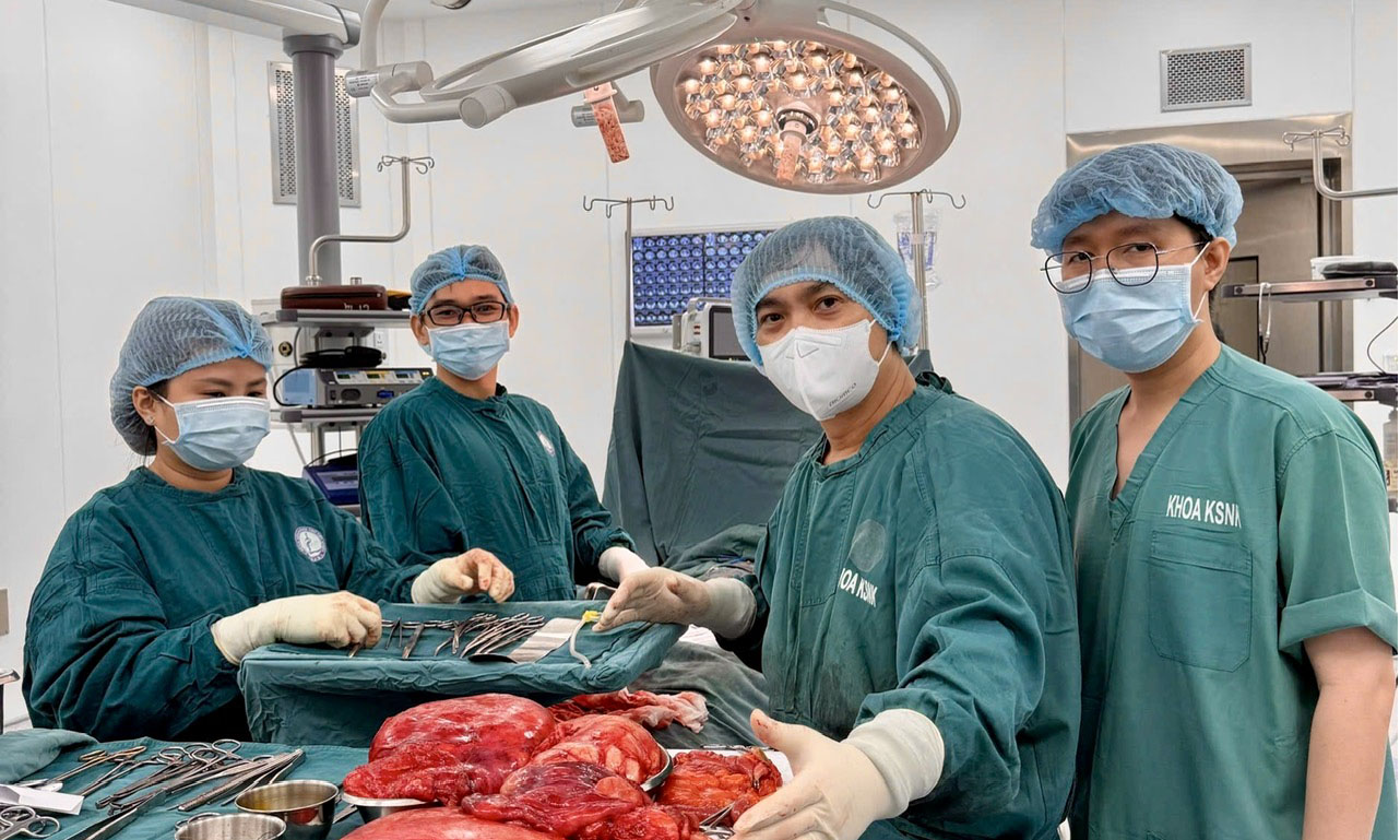 Bệnh viện đa khoa Tiền Giang: Bóc tách khối u nặng hơn 6 kg trong phúc mạc người phụ nữ 66 tuổi