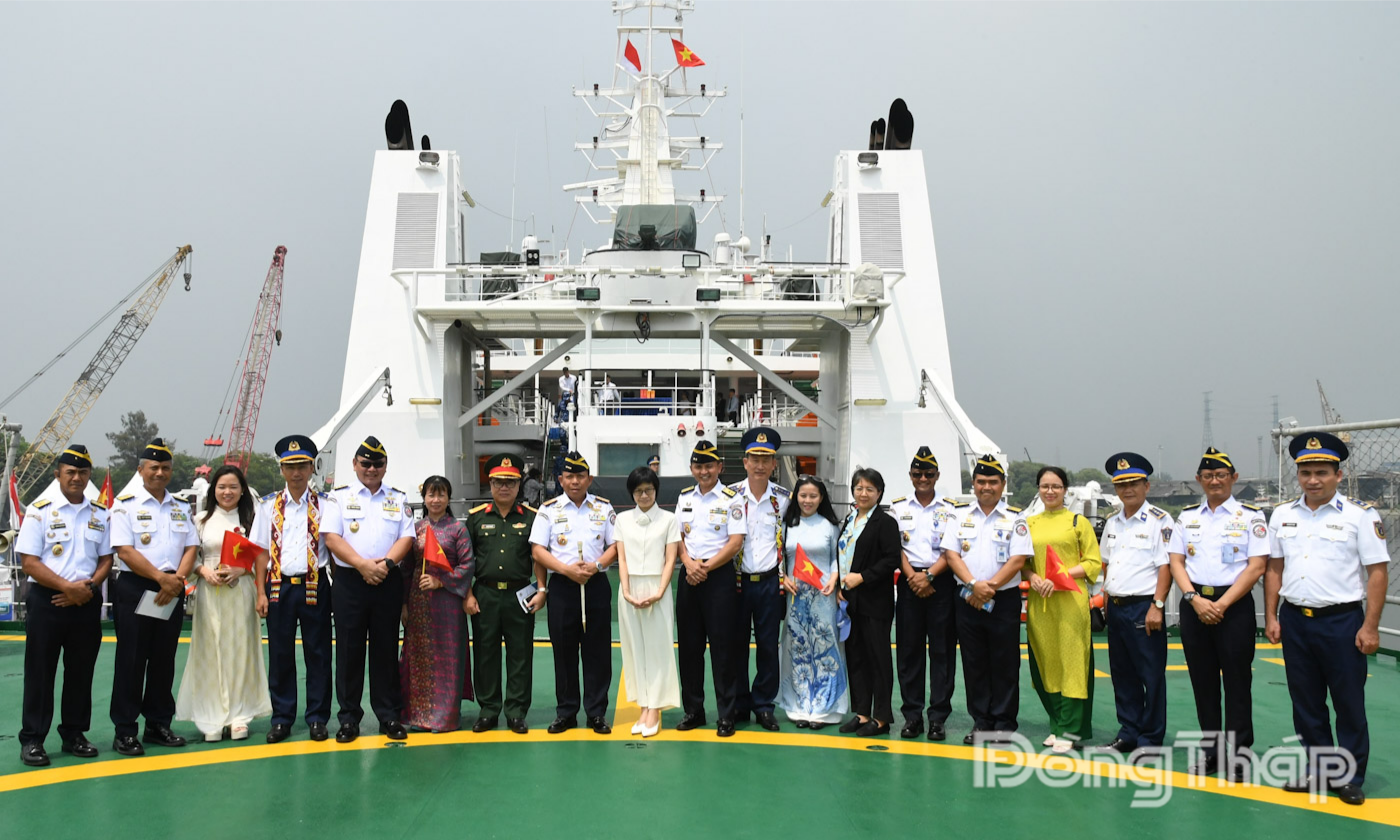 Tàu CSB 8001 cập cảng Jakarta, bắt đầu chuỗi hoạt động giao lưu với Cảnh sát biển Indonesia